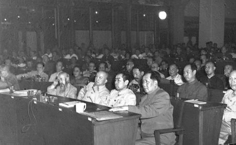 1969年，北边苏联在珍宝岛跟我们交过手，东边和南边，美军基地密密麻麻，有人问毛
