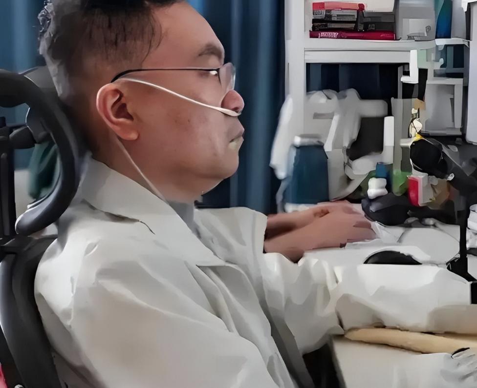 全身只剩眼球能动，蔡磊决定打出最后一张底牌：把大脑连上网！现在的蔡磊，脖子以