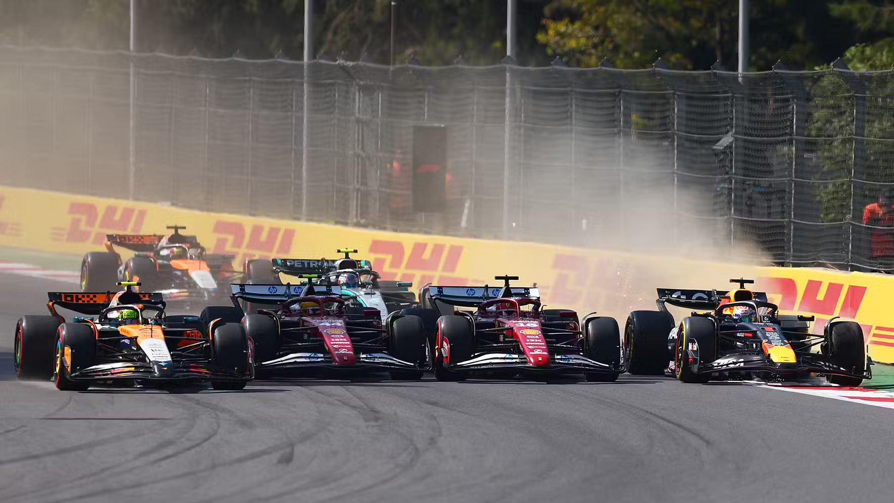 f1诺里斯说，今年的起步程序将变得更具挑战性～👇“如果你在起步时大量使用电能