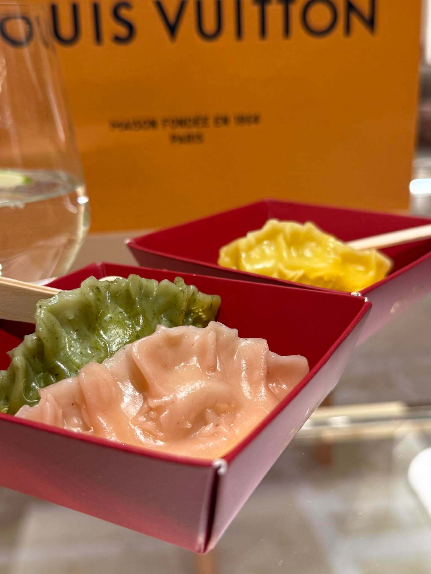 刷到网友买LV遇到新春活动连水饺上都有LV的logo