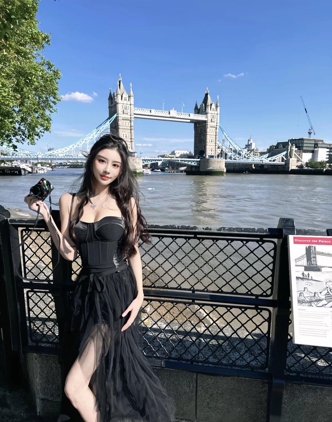 伦敦塔桥前，黑裙少女与相机相伴，打卡伦敦地标！