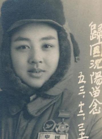 1953年，一名女志愿军战士回国，她在沈阳换乘的间隙，走进了一家照相馆，在这张照