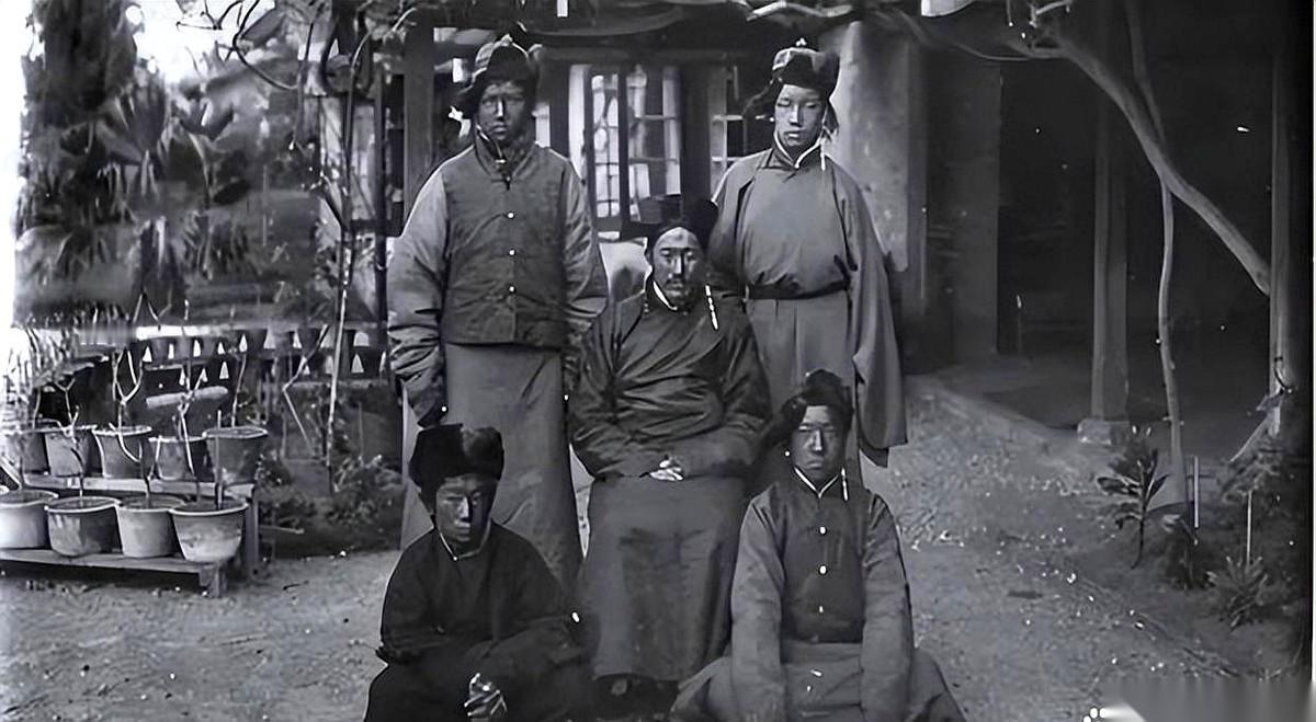 翻开西藏那段沉甸甸的历史旧账，龙厦·多吉次杰这个名字，身上原本挂着最顶尖的金字招