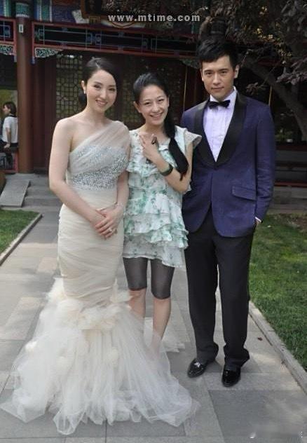 那时嫁给高云翔为妻的董璇真是白得发光哦，小酒窝在她肚子里时，她是幸福得发光的准妈