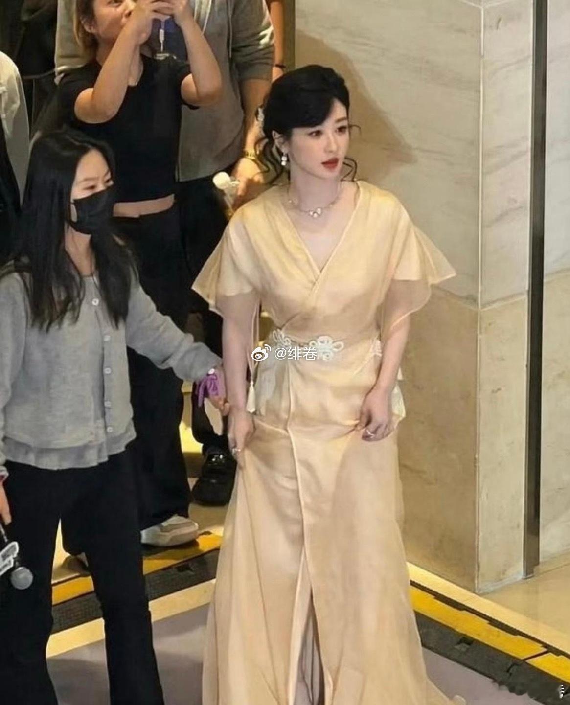是谁还在说杨紫普，面部平整度真的绝了，路透生图都这么美！