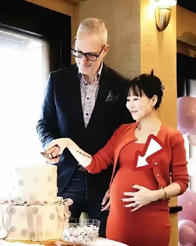 陪读妈妈Lily在UCLA陪读四年，把女儿送进大学，转身嫁给了女儿的系主任。视