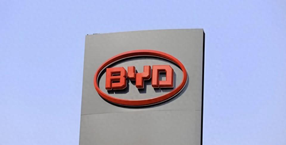 一年200次OTA。特斯拉16次。丰田8次。比亚迪把汽车更新成了手机。