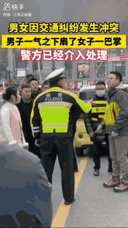 扬州这场剐蹭闹剧，彻底道破人性底线。停车场排队通行，女子驾车强行加塞，剐蹭