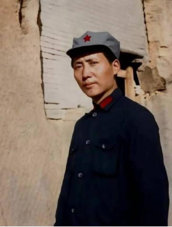 斯诺拍的伟人“戎装照”，大家很熟悉的一张，当时照片被美国《时代》杂志看中，以20