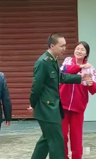 毛东东与妹妹毛甜懿。两个人是毛主席的曾孙，毛东东与他的曾祖父有个特别的关联，就是