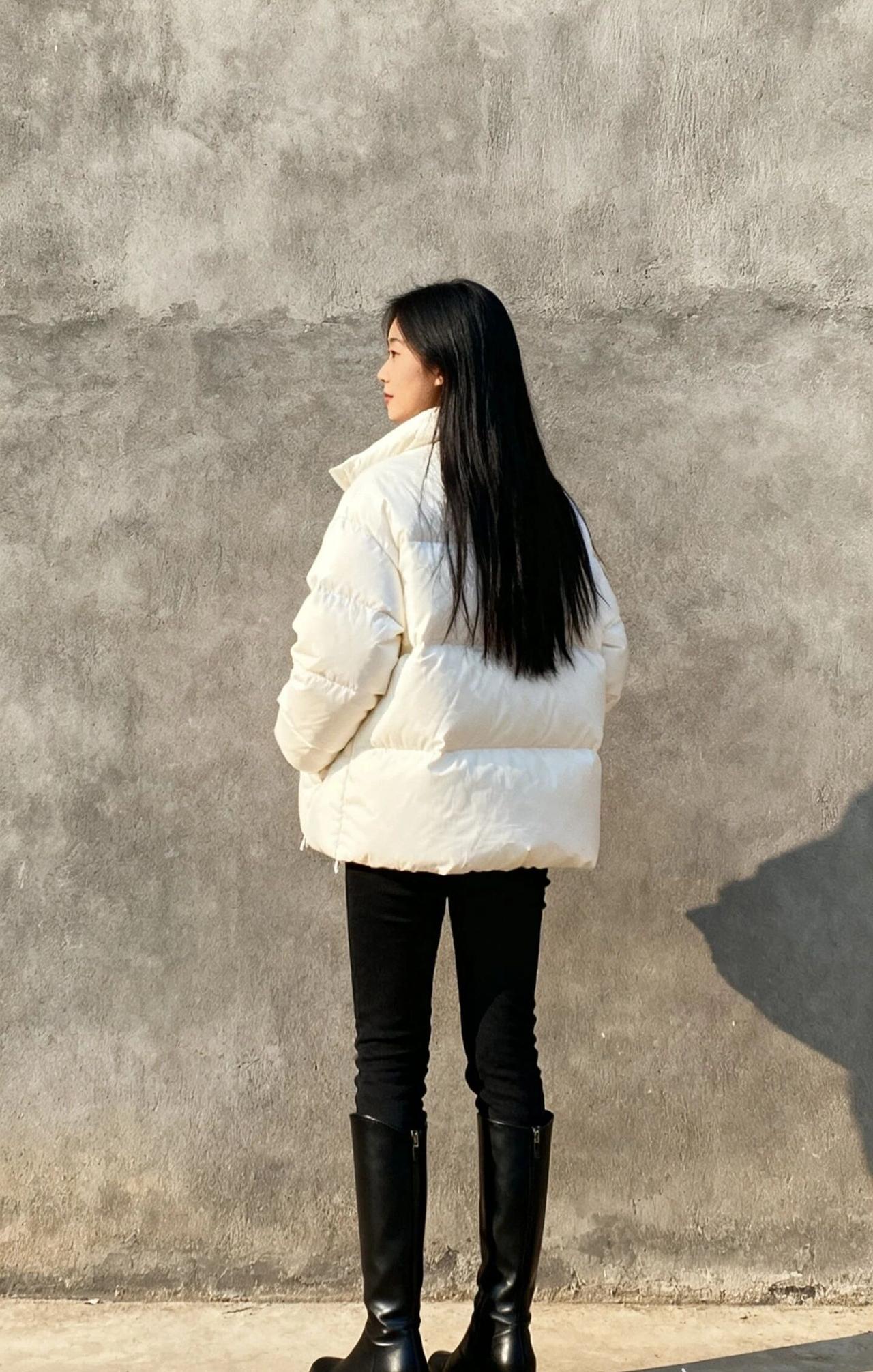 冬天还是得穿羽绒服，大靴子，要不然真的冷。