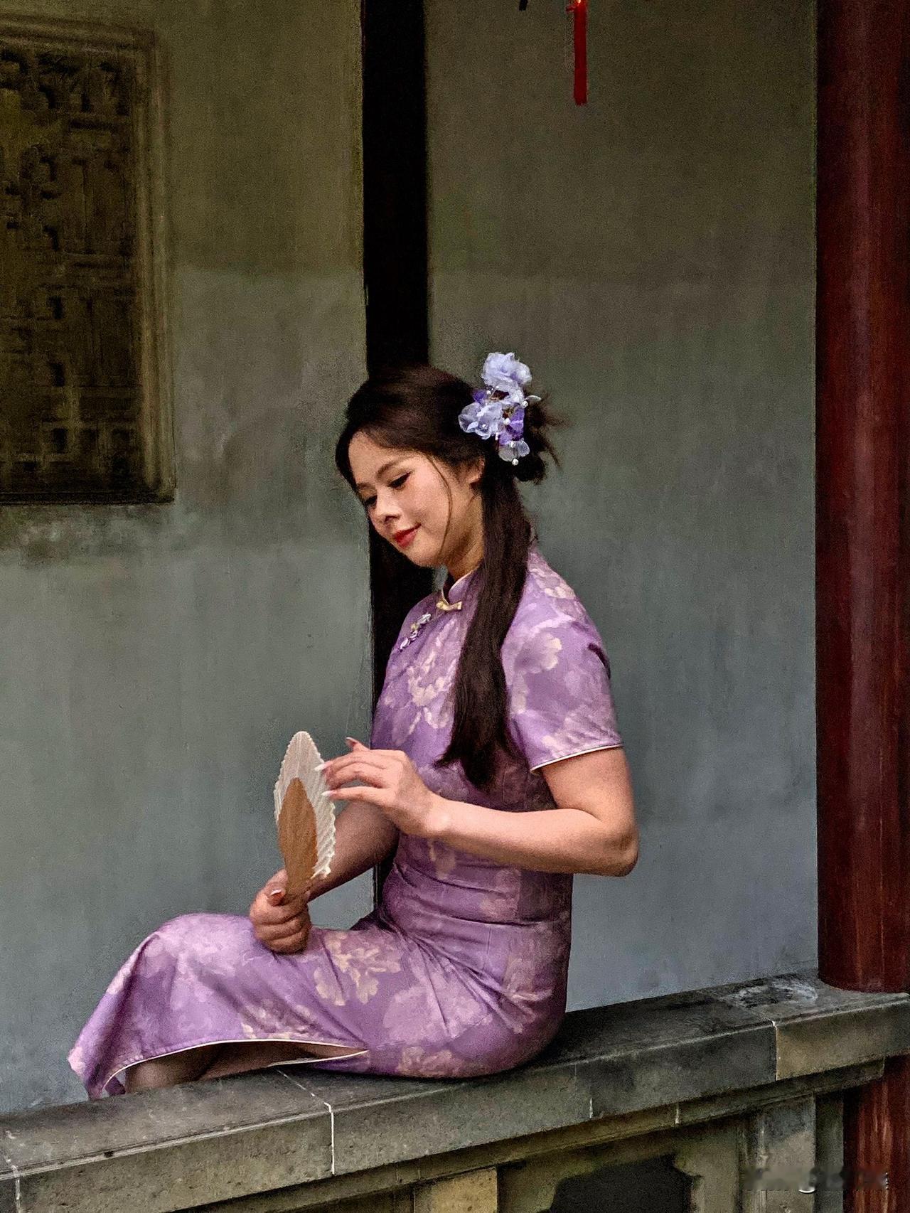 东园明轩靓女多千姿百态留香影漫步其间意难舍笑语嫣然醉心窝娇容恰似春花绽