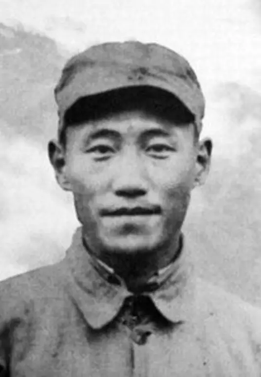 1935年秋，红四方面军在四川天全陷入重围，弹尽粮绝，时任政治部宣传部长的刘瑞龙