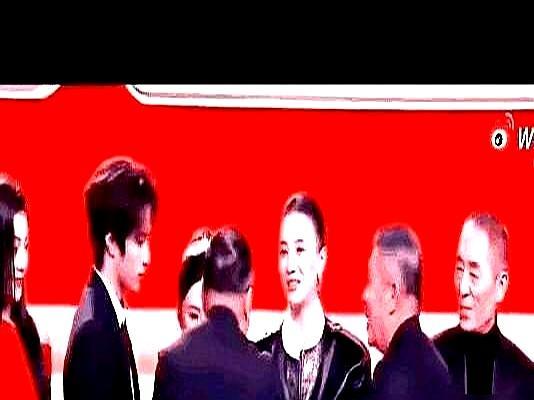 张艺谋看都没看，径直越过身旁的谋男郎，伸出的手又尴尬收回，全场瞬间安静。他为什么