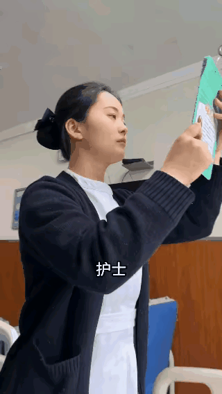 病人和美女护士开玩笑，护士笑起来真好看。
