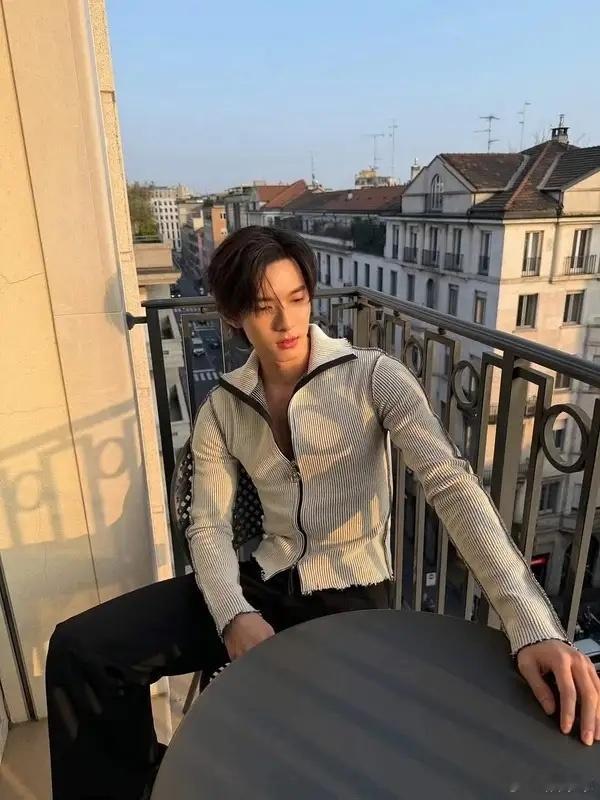 米兰酒店都是老房子，房间很小的，里面有阳台都少，甚至从阳台就能看得出来，明星住的