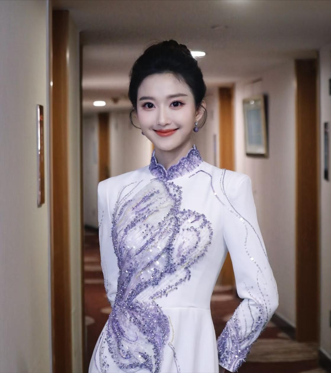 今年央视春晚主持人阵容官宣！添了新面孔，39岁主持人刘心悦，新鲜出炉~不愧是