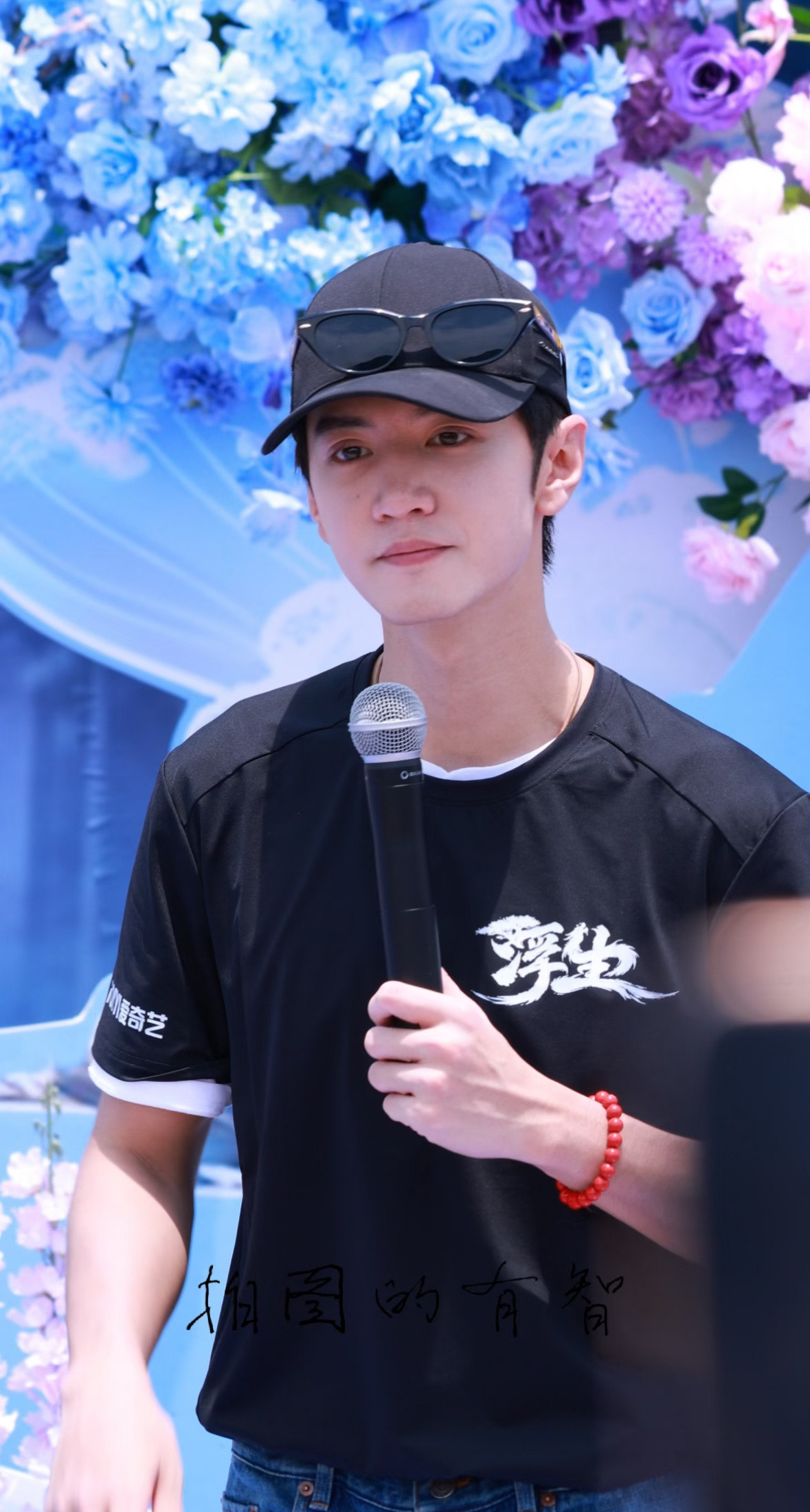 陈哲远王楚然邓凯浮生开机生图，都是没戴墨镜露脸的纯生图，感受下真实的状态。