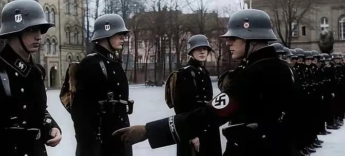 纳粹党卫军那身黑色制服，就像邪恶的象征，代表着残忍与无人性。看看“希特勒青年师