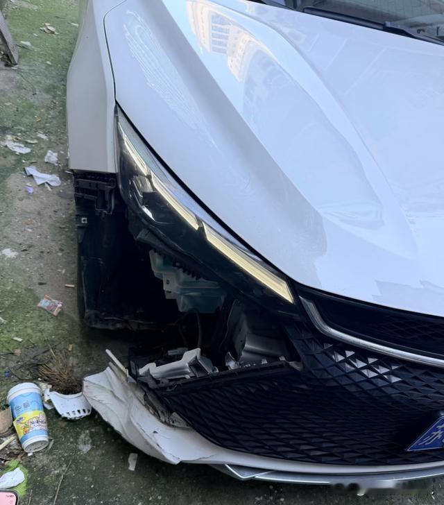 上海，一男子的父亲在酒店退房时，发现自己的车，被其他住客的车堵住。酒店前台拿来对