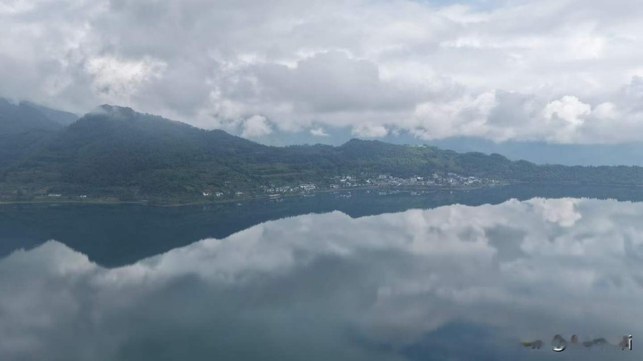 马湖风景名胜区，位于四川省凉山彝族自治州雷波县黄琅镇大海村。图文原创：晓燕