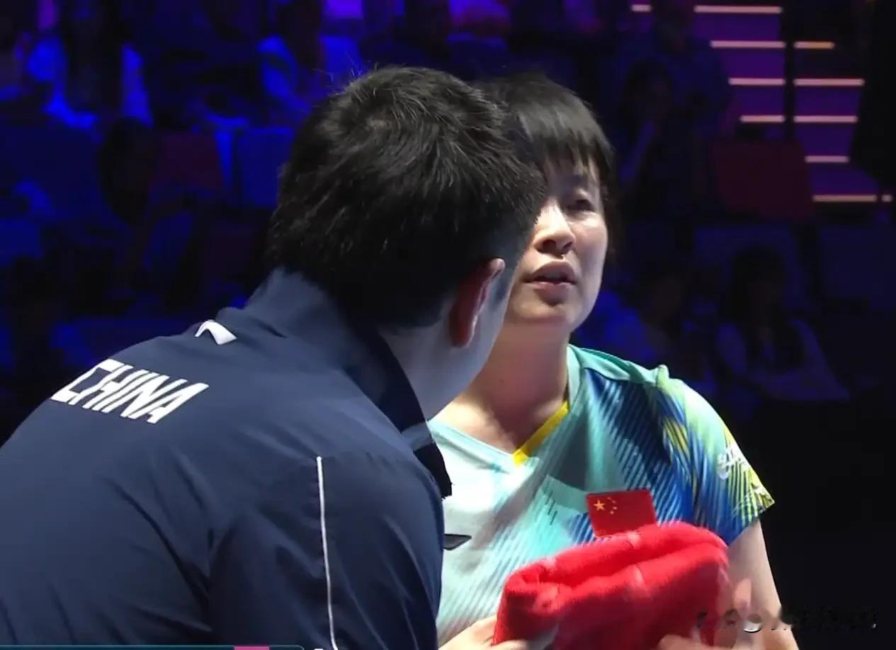说实话，覃予萱能4-0横扫张本美和，也能干脆利落的3-1战胜早田希娜，更