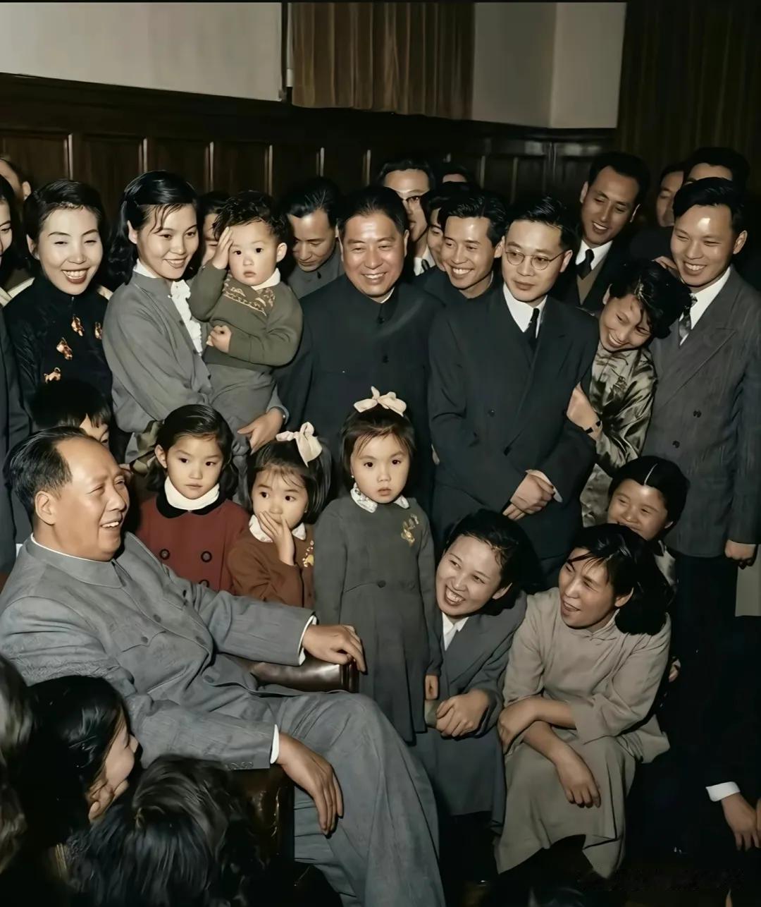 1953年，北京中南海怀仁堂，第二次全国文学艺术工作者代表大会召开期间，毛主席亲