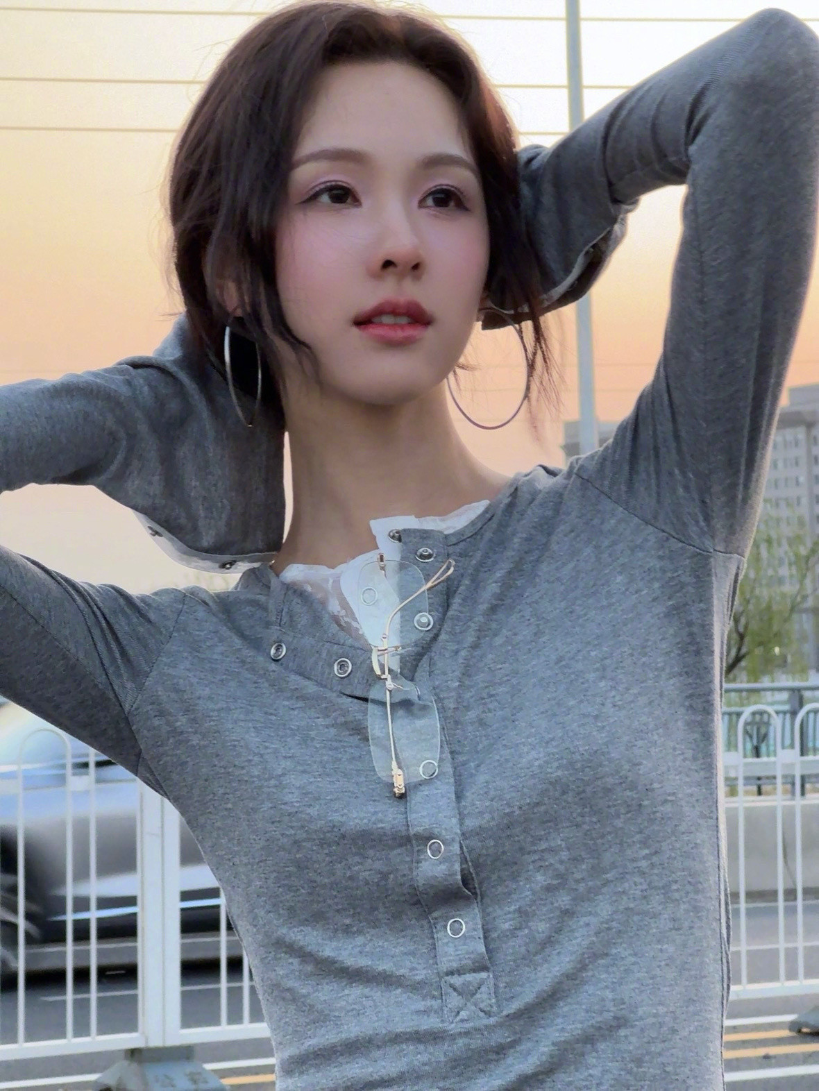 夕阳下的陈都灵live图随拍，氛围感直接拉满了！太好看了吧！陈都灵高智