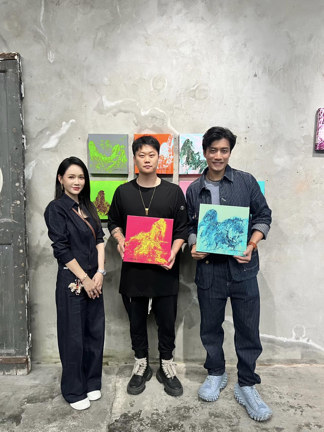 47岁陈乔恩现身上海支持老公的画展，夫妻俩时隔许久再公开同框，互动好甜蜜，虽然年