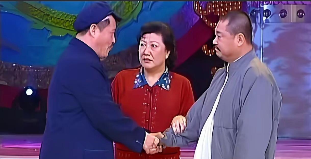 我突然发现当年赵本山跟范伟，郭德纲跟曹云金的关系及处境太相似了。被称为小品铁三角