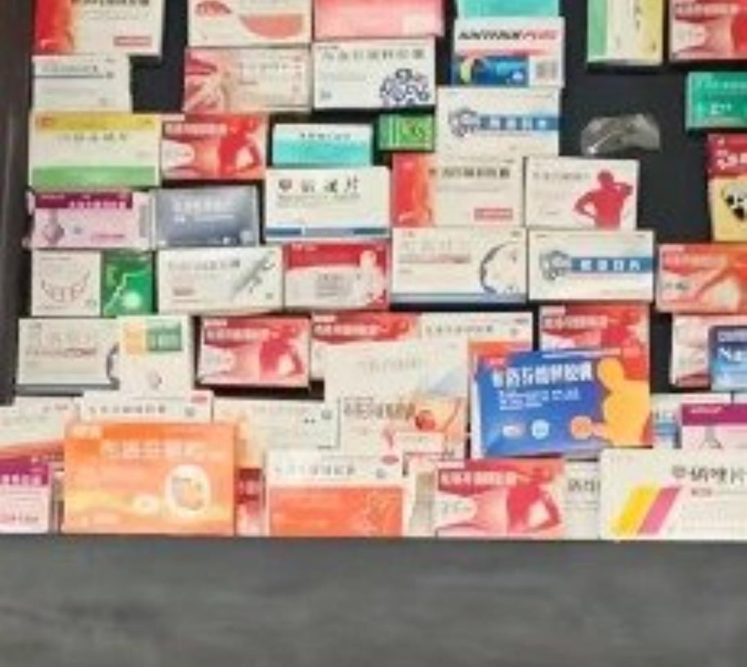 曹操墓前摆满布洛芬，博物馆回应火了！这届年轻人太会了你敢信？曹操墓前，没香