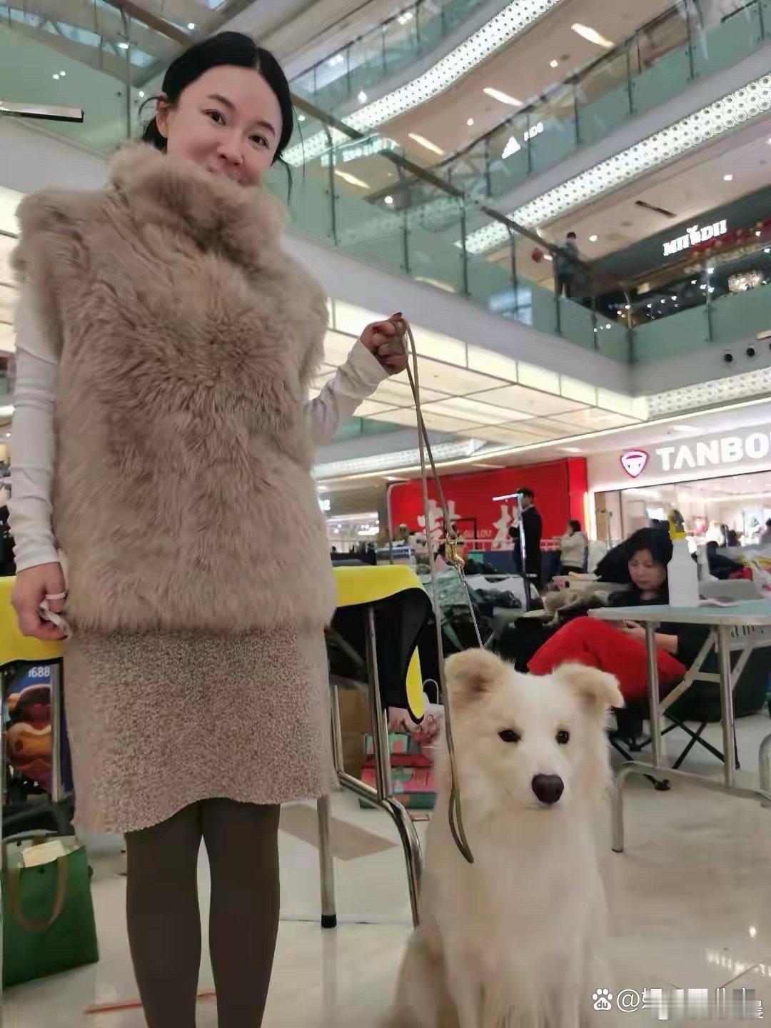 霍思燕瘦了也太惊艳了！穿超容易显胖的皮草马甲，身上半点臃肿感都没有，果然瘦下来的