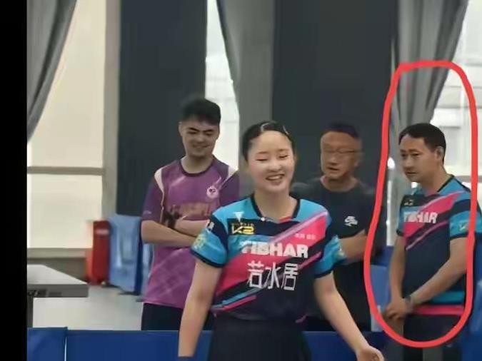 张本宇怀着忐忑的心情陪女儿张本美和来四川，张本美和将代表四川若水居参加在新疆乌鲁