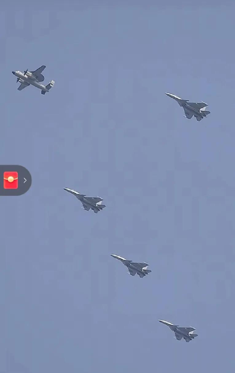 空警600携歼15B展开编队训练，预计将会亮相阅兵式！不过对于这个编队，还是有