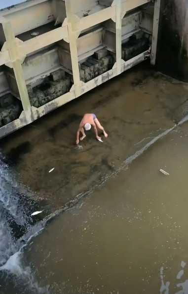 比这大爷家属更加怕大爷出事儿的就是水库的管理人员了吧！为了这几条鱼至于吗？这要