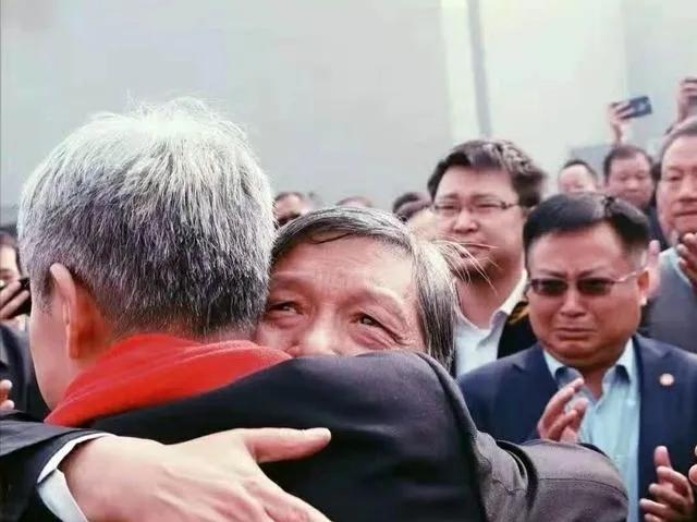 ​看哭了！张迈曾王树国再同框，这才是中国教育的脊梁！​一个是儒雅担当的掌舵人