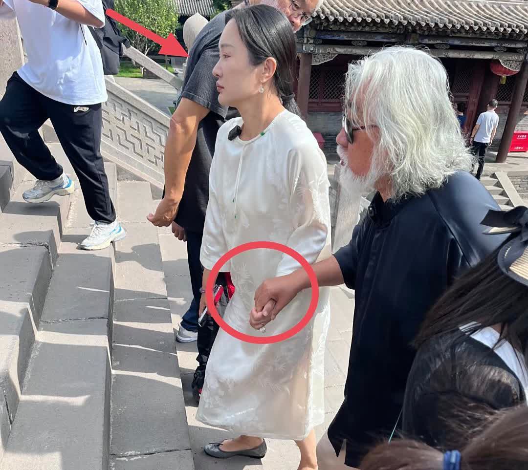 74岁张纪中到大同市华严寺游玩，他和老婆牵手走阶梯，杜星霖的脸色好难看，感觉有点