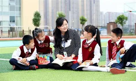 我发现当过老师的人，特别是当过小学教师的人，他们都有两个明显特征：小区里常