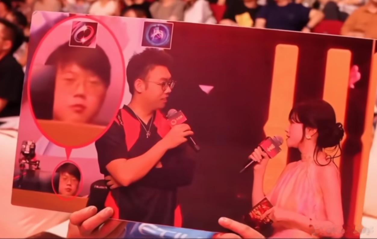 查理斯：我整个过程就只看了那一眼，因为我记得ams穿的什么衣服来着，好像是裙子什