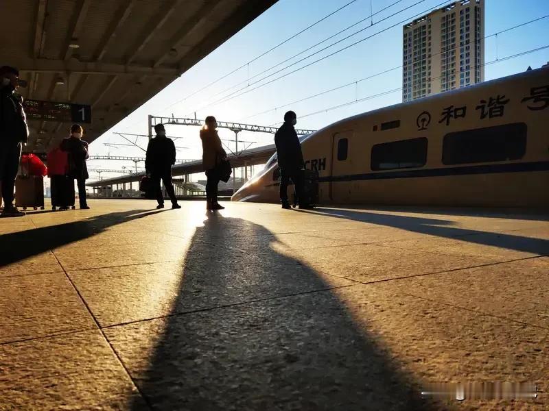 春运大幕已经拉开，全国大部地区将在雨雪稀少的天气中开启春运。但5-6日，冷空气南