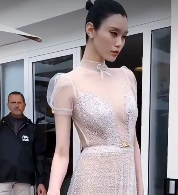 奚梦瑶说她的老公每次洗完澡后，因为他不喜欢脚垫，所以总会把卫生间里弄的都是水