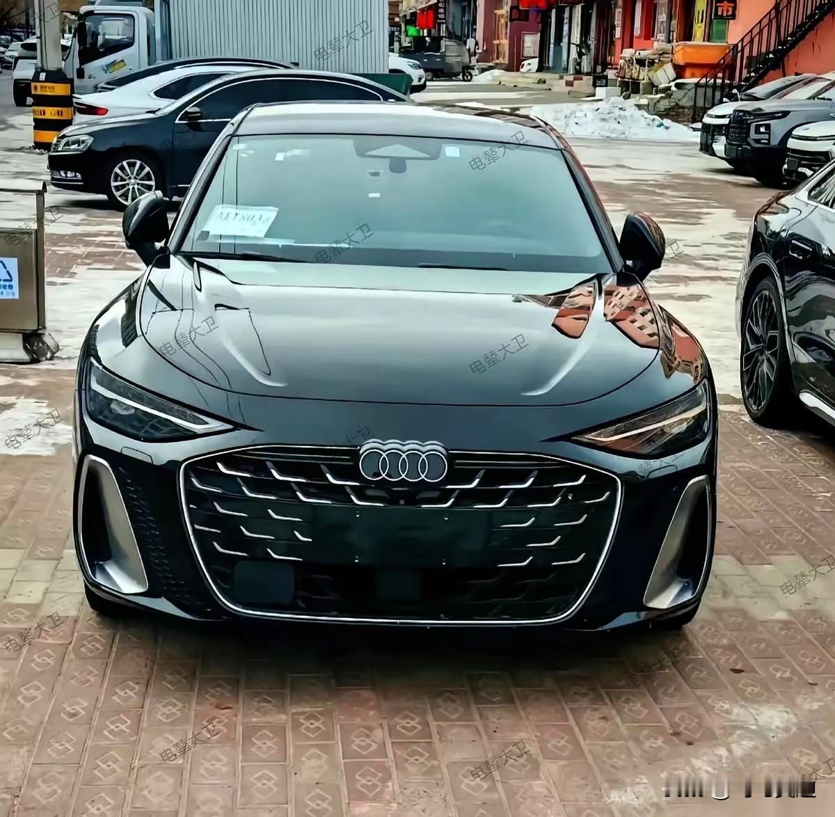 奥迪这么设计可能还不如国产车，豪车基因没了就再也回不去了，把标做大一点，弄个发光