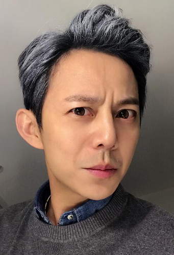 辣眼睛! 何炅染奶奶灰蹬着眼镜撇着嘴