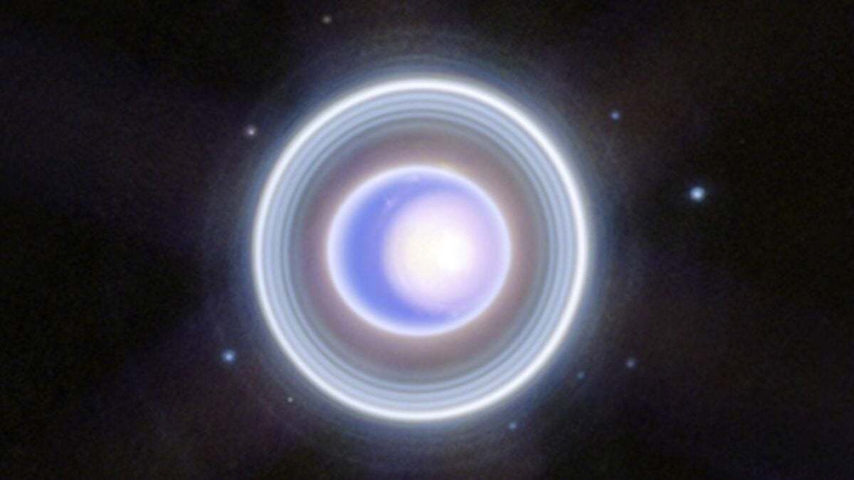 天王星的最外围，挂着两道异常的星环。外圈是蓝色的，内圈则是红色的。它们距离天王星