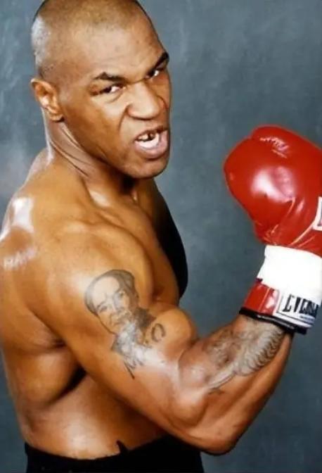 2006年，世界拳王泰森来中国瞻仰毛主席遗容，半分钟后，他出来说了一句这辈子都没