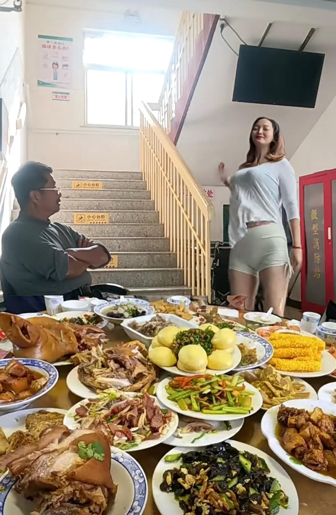 我老婆不好好吃饭，还跳上舞了