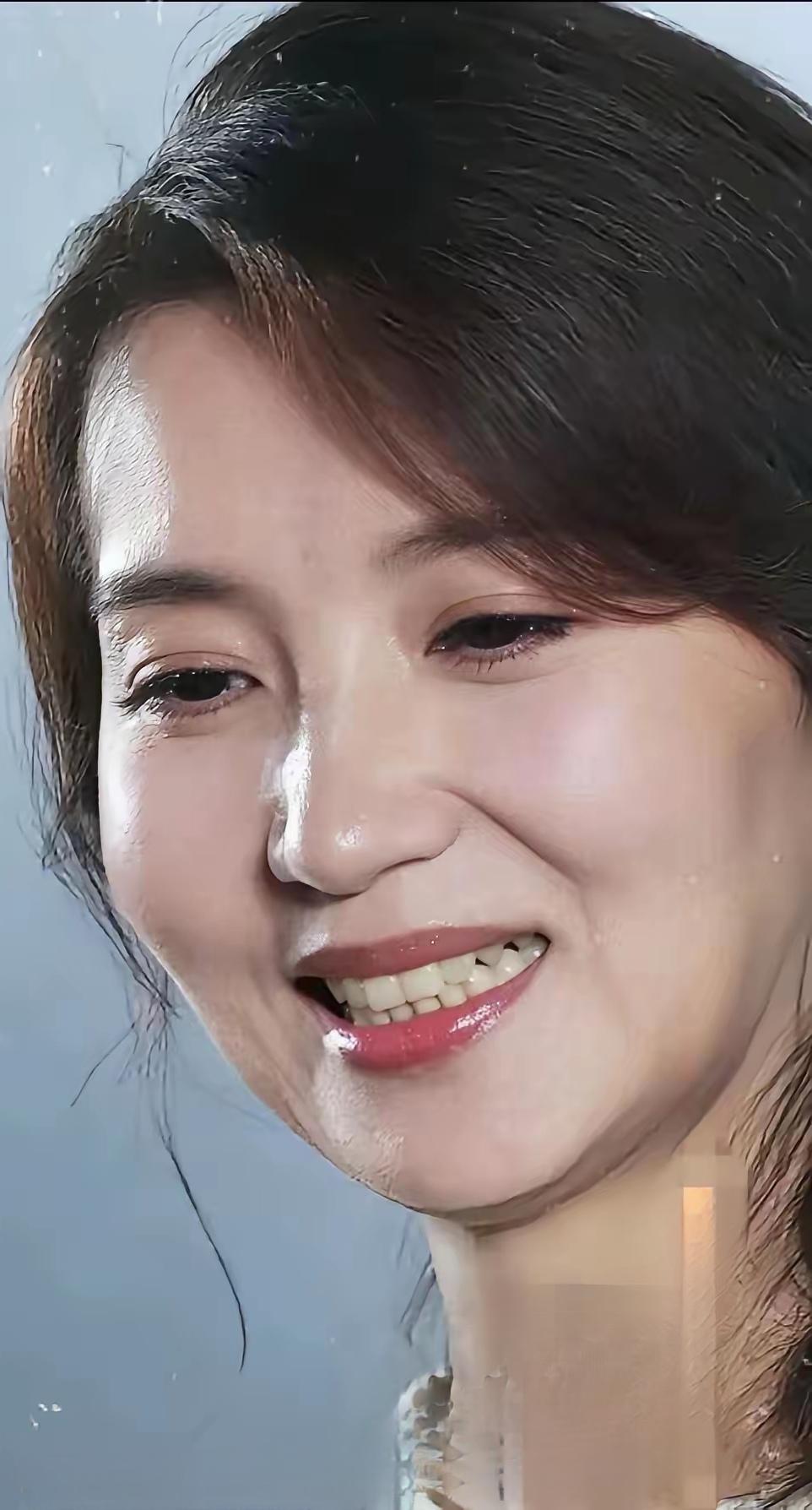 陈红，这脸好美！像是一块白玉雕琢的艺术品，360度无死角。她今年46岁了，脸上一