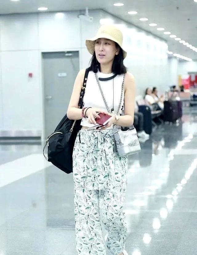 马苏素颜走机场也太真实了！白色背心清爽简约，印花阔腿裤个性吸睛，二者搭配在一起