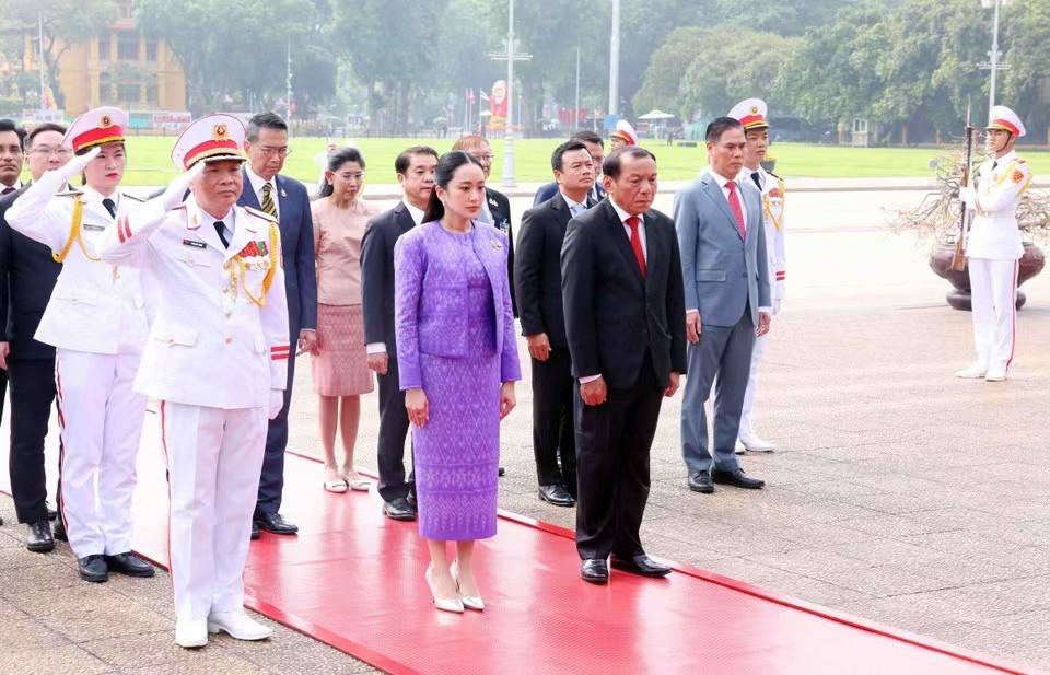面无表情！越南让佩通坦去缅怀胡志明，这是整哪出首先泰国跟胡志明没有任何渊源，