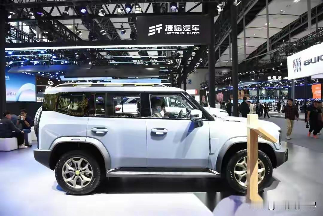 央媒罕见密集发声，信号已经藏不住了！人民日报直指公路养护资金巨大缺口，新华社